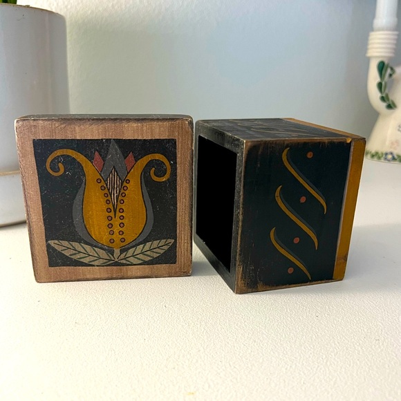 Wooden trinket box with flower design - Picture 1 of 5